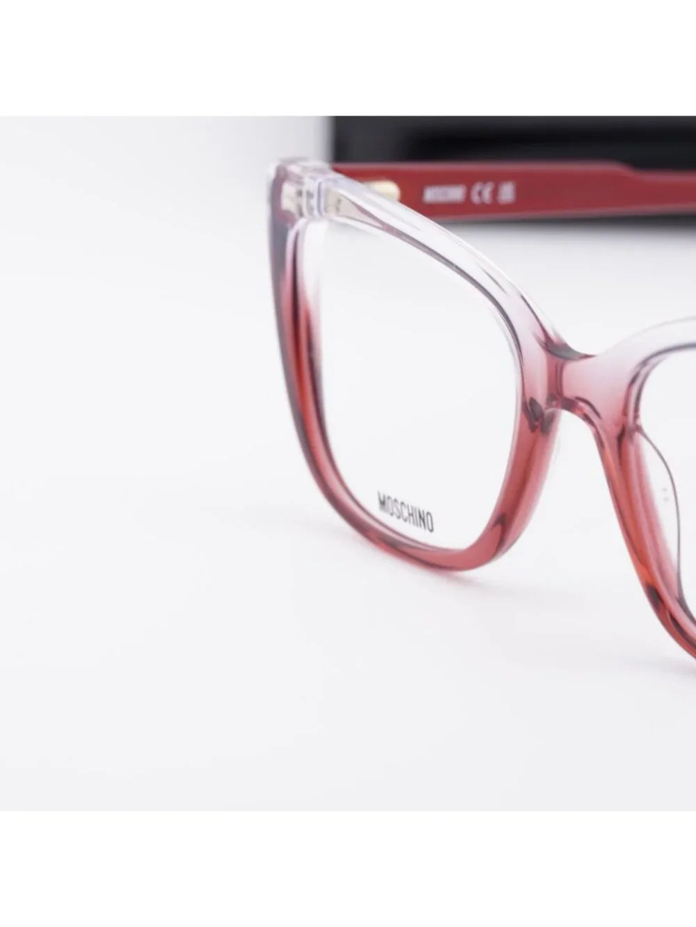 Moschino model mos603